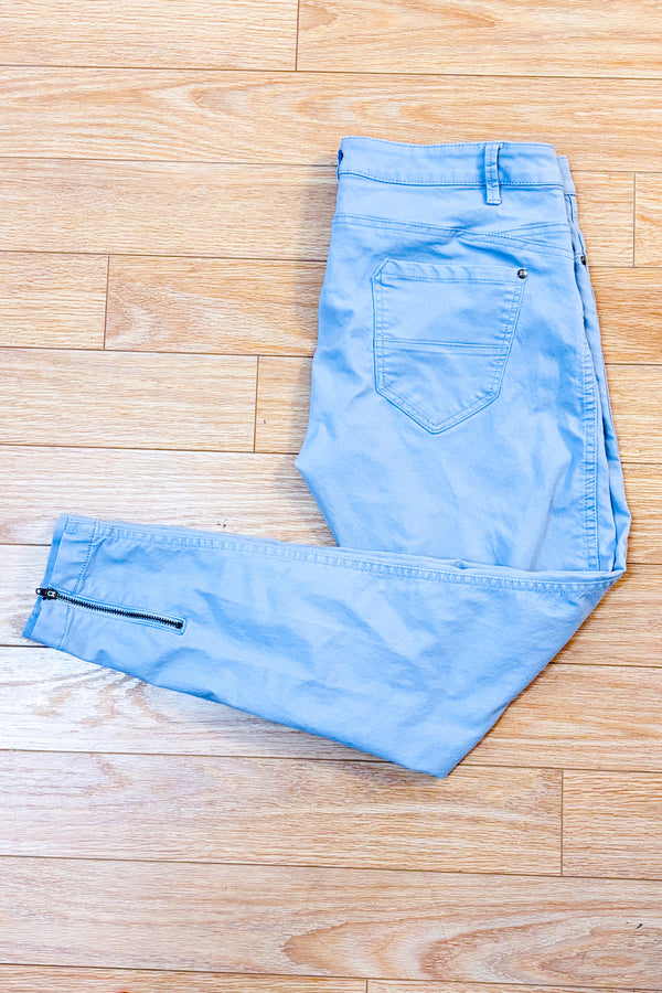 Jeans bleu pâle à jambe étroite* seconde main - Lolë- La Penderie du Paradis