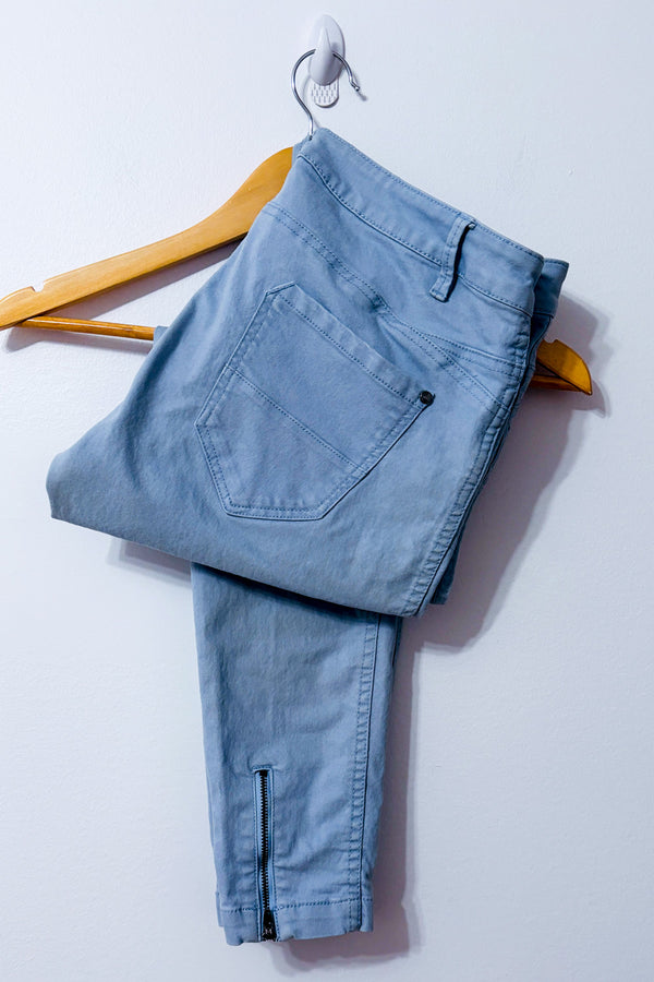 Jeans bleu pâle à jambe étroite* seconde main - Lolë- La Penderie du Paradis