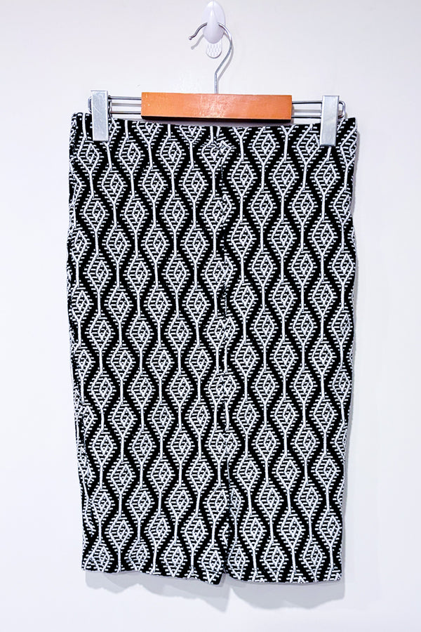 Jupe droite noire et blanches à motif texturé* seconde main - Zara- La Penderie du Paradis