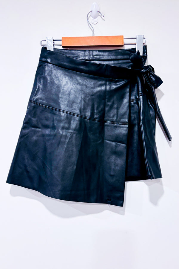 Jupe portefeuille noire en faux cuir seconde main - La Classe Couture- La Penderie du Paradis