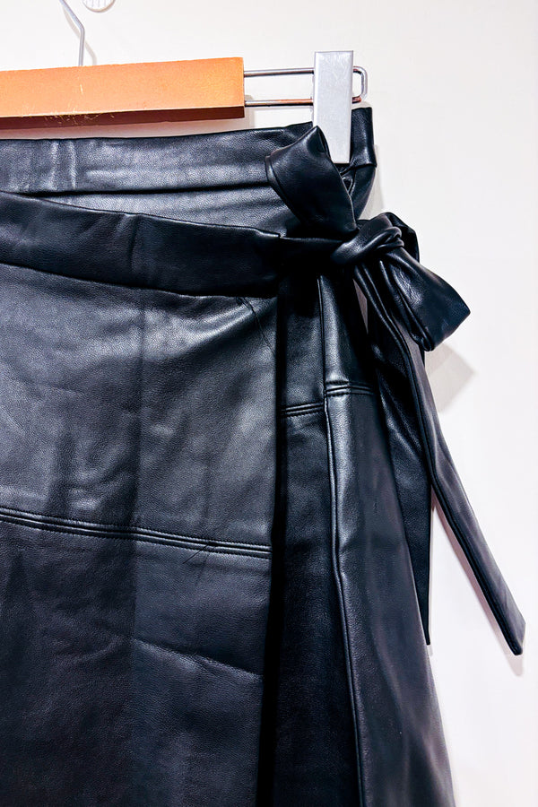 Jupe portefeuille noire en faux cuir seconde main - La Classe Couture- La Penderie du Paradis