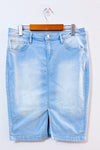 Jupe droite en denim bleu pâle délavé seconde main - RW&CO.- La Penderie du Paradis