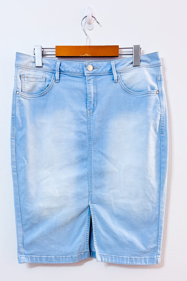 Jupe droite en denim bleu pâle délavé seconde main - RW&CO.- La Penderie du Paradis