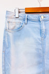 Jupe droite en denim bleu pâle délavé seconde main - RW&CO.- La Penderie du Paradis