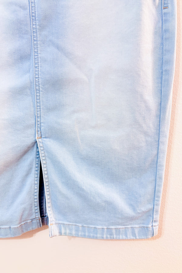 Jupe droite en denim bleu pâle délavé seconde main - RW&CO.- La Penderie du Paradis