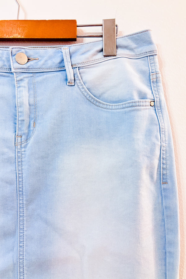 Jupe droite en denim bleu pâle délavé seconde main - RW&CO.- La Penderie du Paradis
