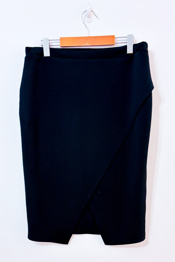 Jupe droite noire extensible seconde main - Attitude- La Penderie du Paradis