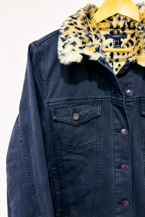 Veste noire en jeans avec intérieur et col en fourrure cheetah* seconde main - Forever21- La Penderie du Paradis