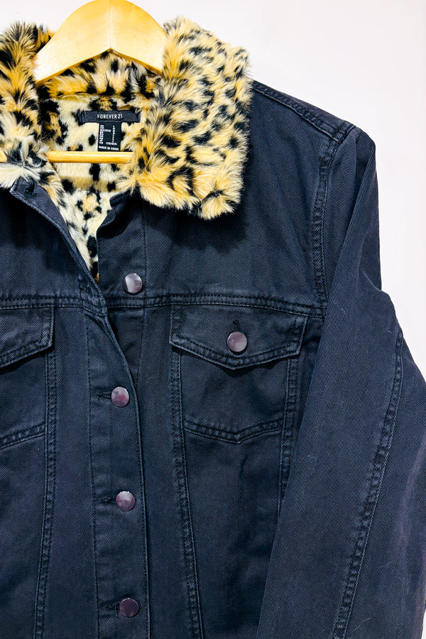 Veste noire en jeans avec intérieur et col en fourrure cheetah* seconde main - Forever21- La Penderie du Paradis