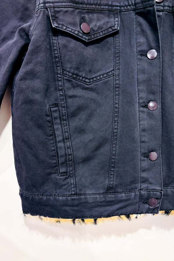 Veste noire en jeans avec intérieur et col en fourrure cheetah* seconde main - Forever21- La Penderie du Paradis