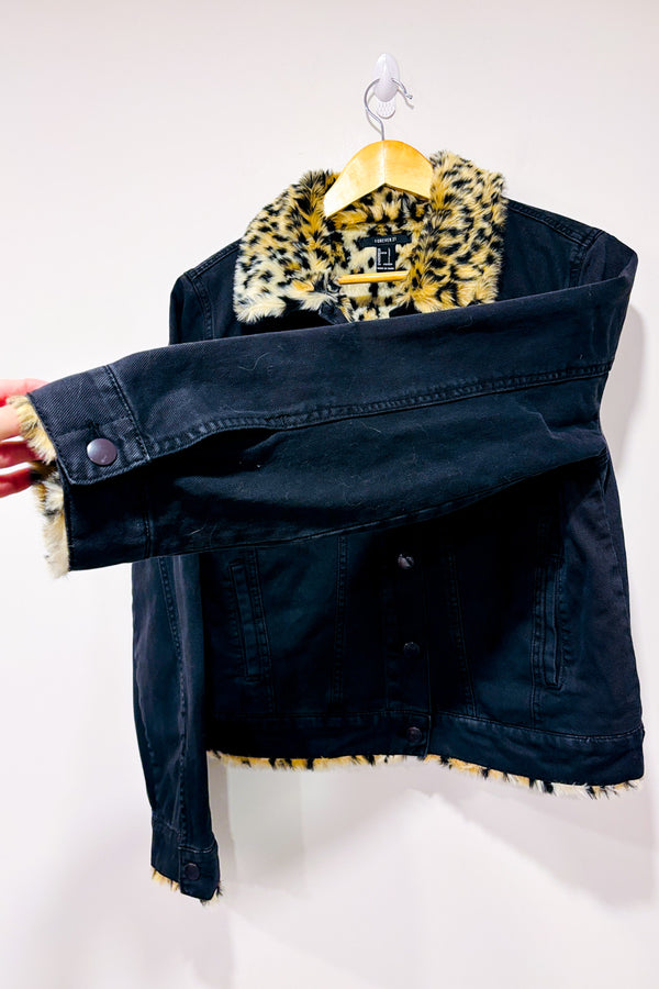 Veste noire en jeans avec intérieur et col en fourrure cheetah* seconde main - Forever21- La Penderie du Paradis