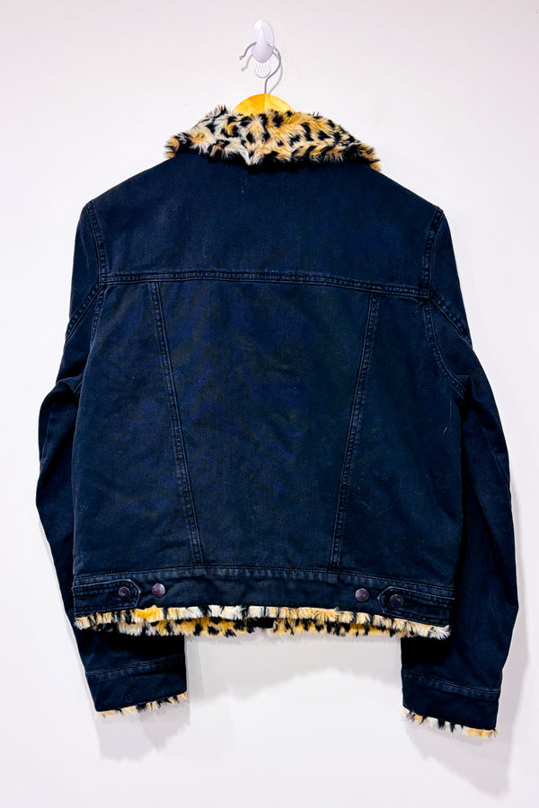 Veste noire en jeans avec intérieur et col en fourrure cheetah* seconde main - Forever21- La Penderie du Paradis