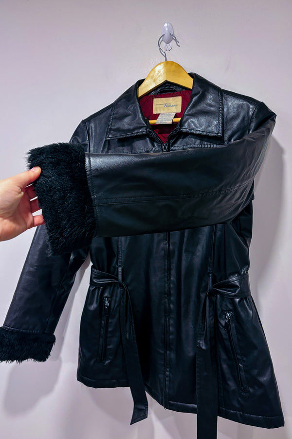 Manteau noir vintage faux cuir avec manches en fausse fourrure seconde main - Penmans- La Penderie du Paradis