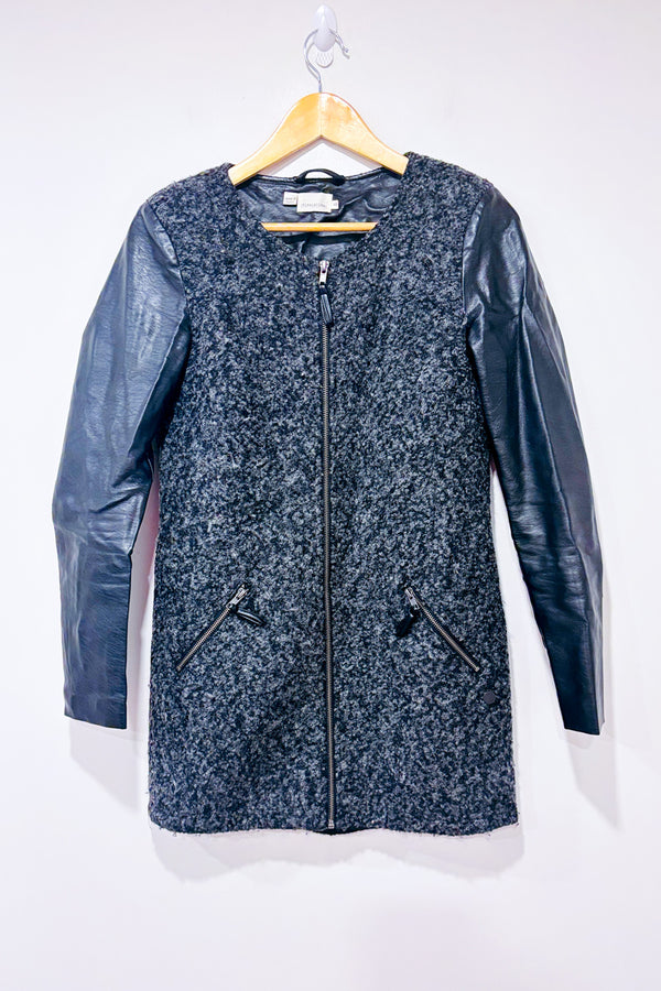 Manteau noir en laine texturée et manches effet cuir* seconde main - Peppercorn- La Penderie du Paradis