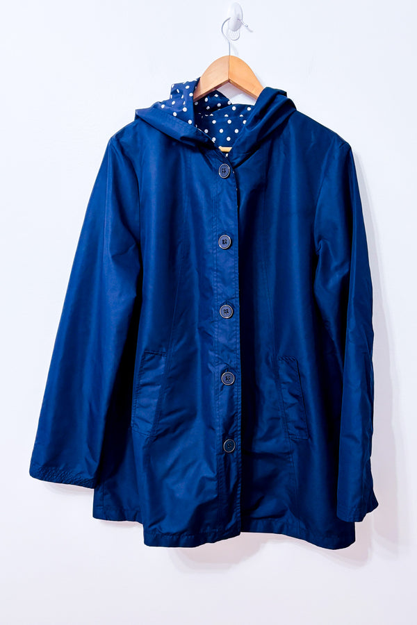 Imperméable réversible marine à pois blancs et capuchon