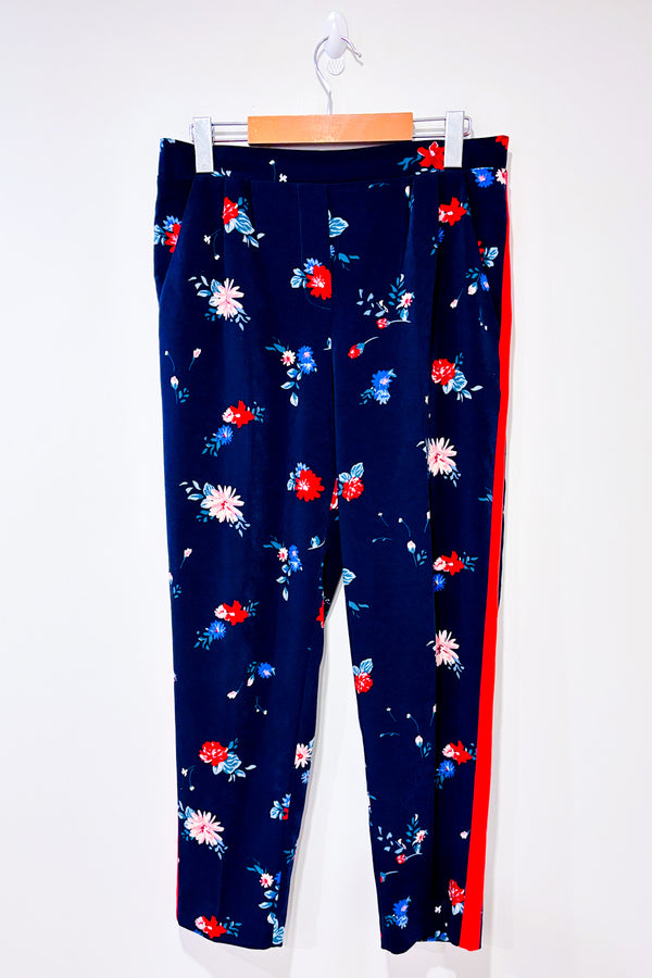 Pantalon marine fleuri avec bandes rouges sur les côtés (m)-Reitmans-La Penderie du Paradis 🕊
