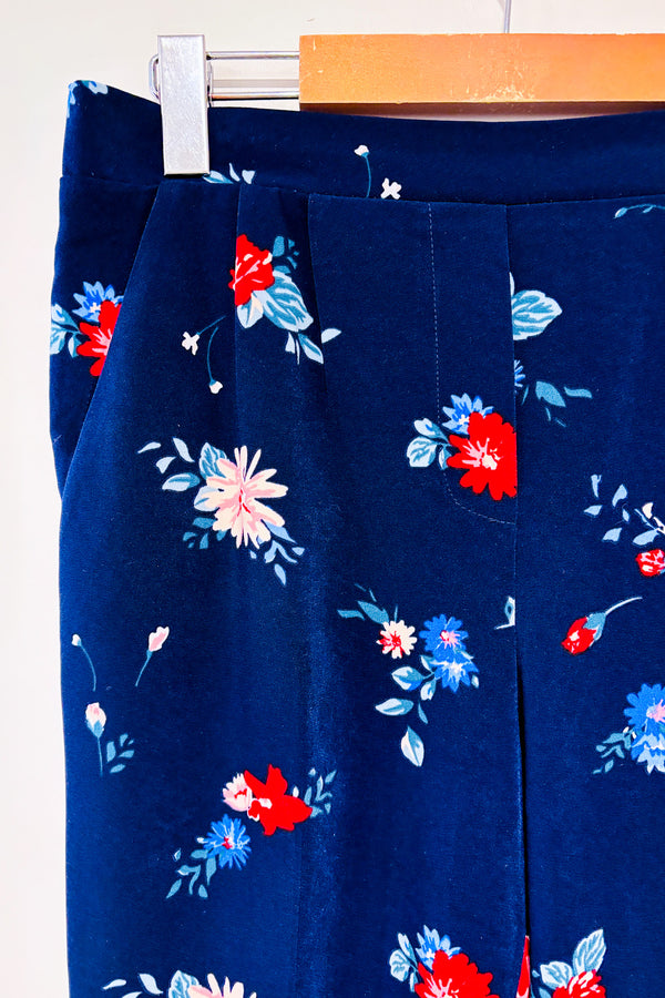 Pantalon marine fleuri avec bandes rouges sur les côtés (m)-Reitmans-La Penderie du Paradis 🕊