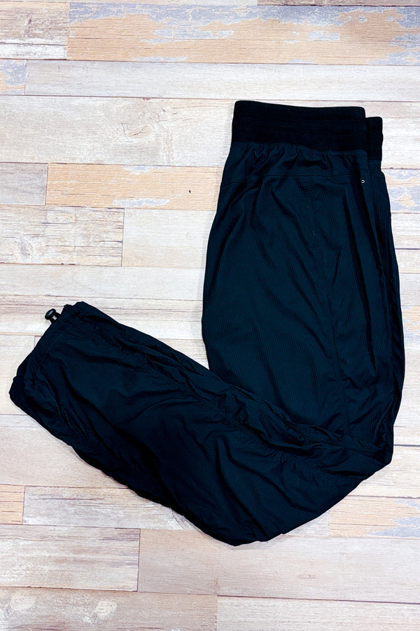 Pantalon noir en nylon seconde main - Shambhala- La Penderie du Paradis