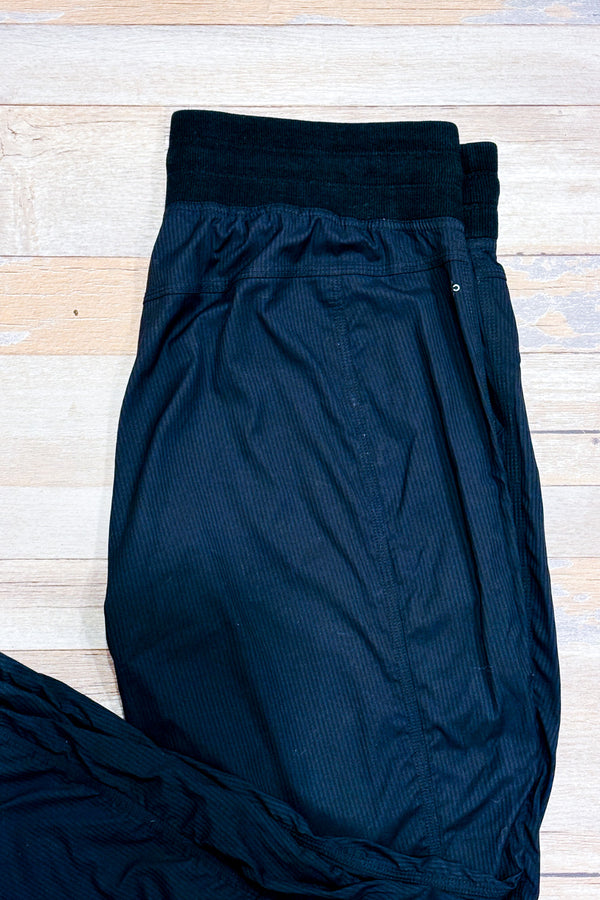 Pantalon noir en nylon seconde main - Shambhala- La Penderie du Paradis