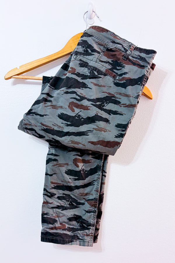 Pantalon cargo camouflage tigré vert seconde main - Reitmans- La Penderie du Paradis