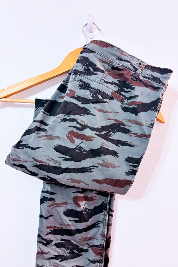 Pantalon cargo camouflage tigré vert seconde main - Reitmans- La Penderie du Paradis