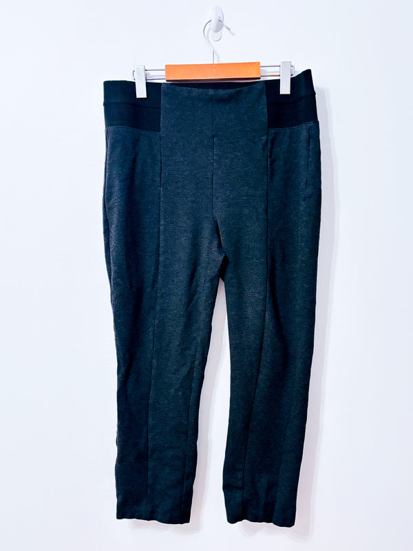 Pantalon gris charbon Claire France avec bande élastique noire et coutures verticales devant