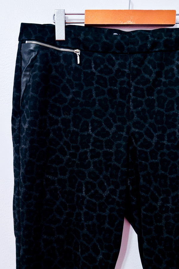 Pantalon gris à motif léopard et détails zippés* seconde main - Trisisto- La Penderie du Paradis