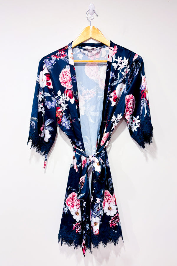 Peignoir marine fleuri avec dentelle aux manches seconde main - Le Rose- La Penderie du Paradis