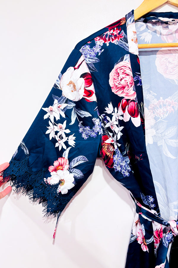 Peignoir marine fleuri avec dentelle aux manches seconde main - Le Rose- La Penderie du Paradis