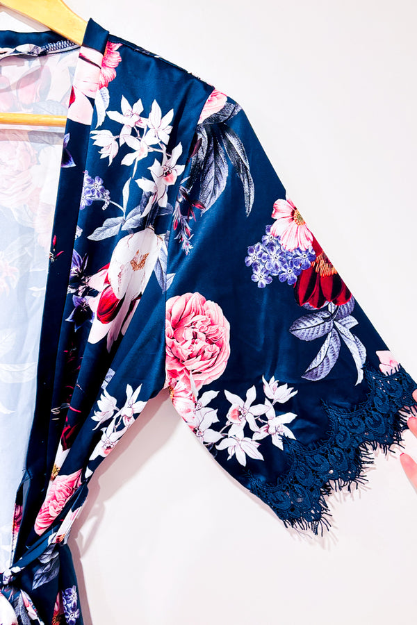 Peignoir marine fleuri avec dentelle aux manches seconde main - Le Rose- La Penderie du Paradis
