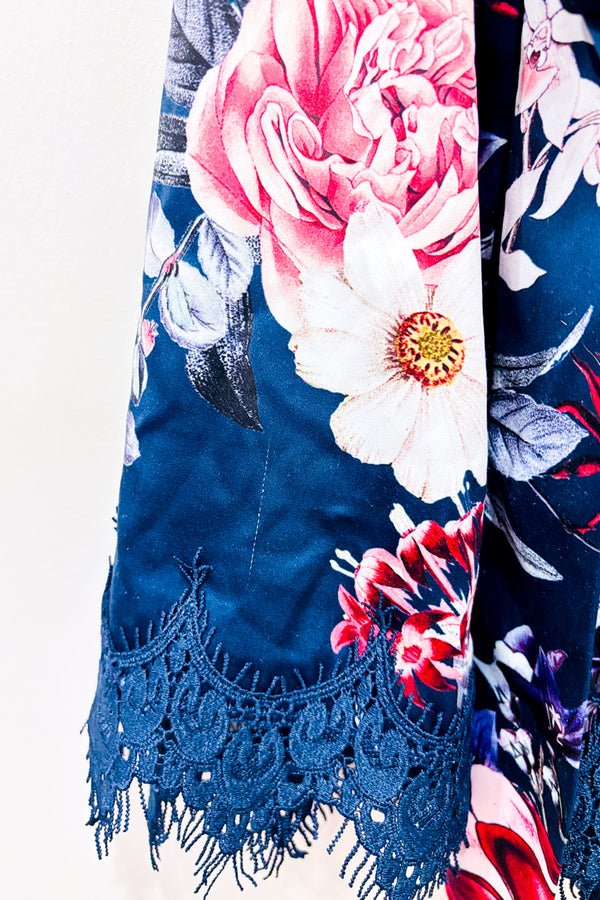 Peignoir marine fleuri avec dentelle aux manches seconde main - Le Rose- La Penderie du Paradis