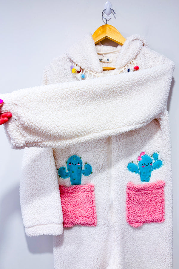 Pyjama une piece blanc et rose en peluche avec cactus seconde main - Funzietime- La Penderie du Paradis