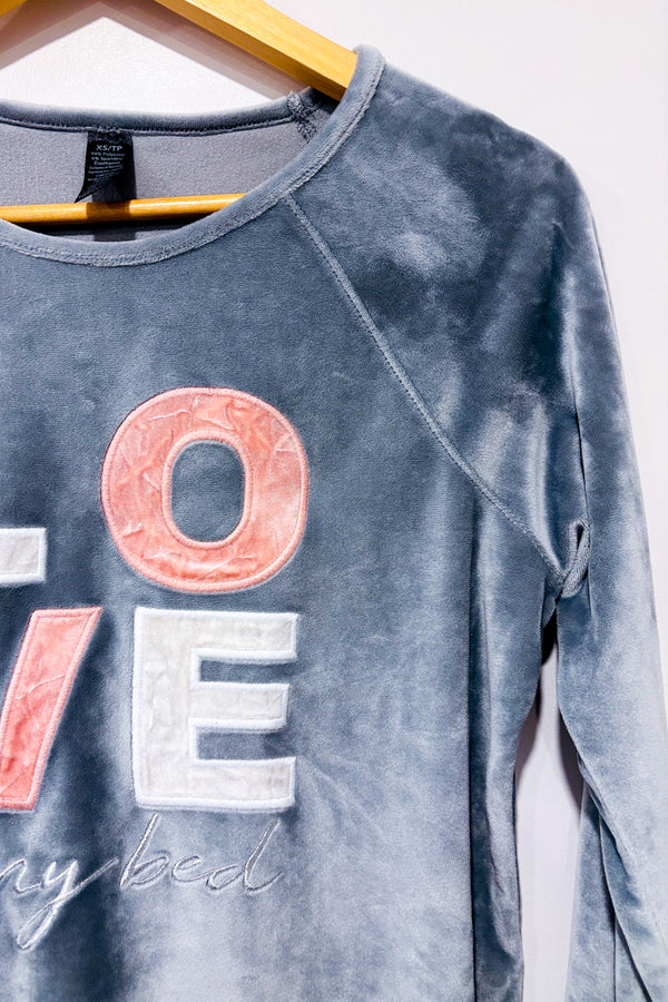Chandail de pyjama gris en velours ''love my bed'' seconde main - George- La Penderie du Paradis