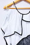 Robe asymétrique blanche et noire satinée avec dentelle * seconde main - Bedo- La Penderie du Paradis