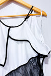 Robe asymétrique blanche et noire satinée avec dentelle * seconde main - Bedo- La Penderie du Paradis