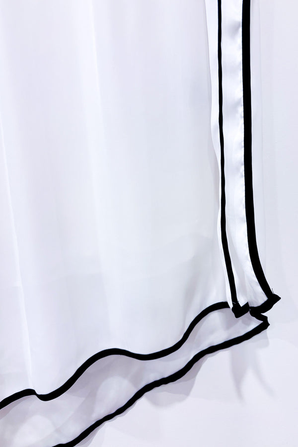 Robe asymétrique blanche et noire satinée avec dentelle * seconde main - Bedo- La Penderie du Paradis