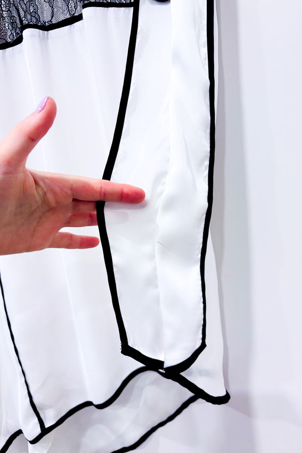 Robe asymétrique blanche et noire satinée avec dentelle * seconde main - Bedo- La Penderie du Paradis