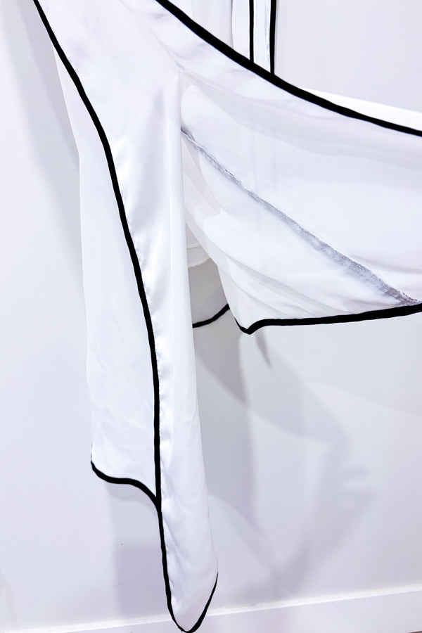 Robe asymétrique blanche et noire satinée avec dentelle * seconde main - Bedo- La Penderie du Paradis