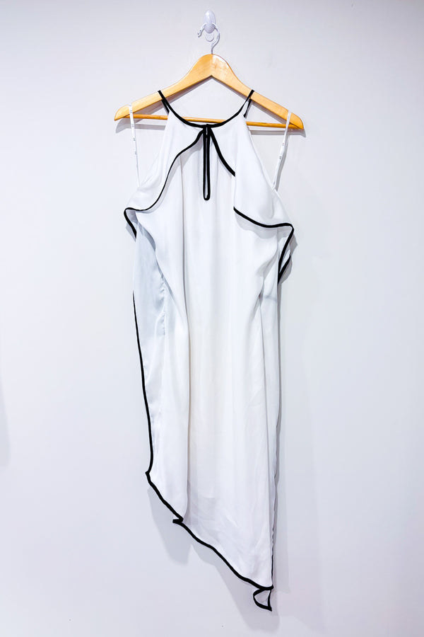 Robe asymétrique blanche et noire satinée avec dentelle * seconde main - Bedo- La Penderie du Paradis