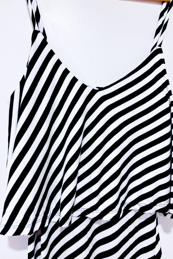 Robe maxi asymétrique noire et blanche rayée seconde main - Mossimo- La Penderie du Paradis
