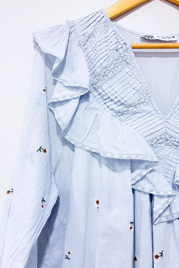 Robe bleu pâle avec fleurs brodées* seconde main - Zara- La Penderie du Paradis