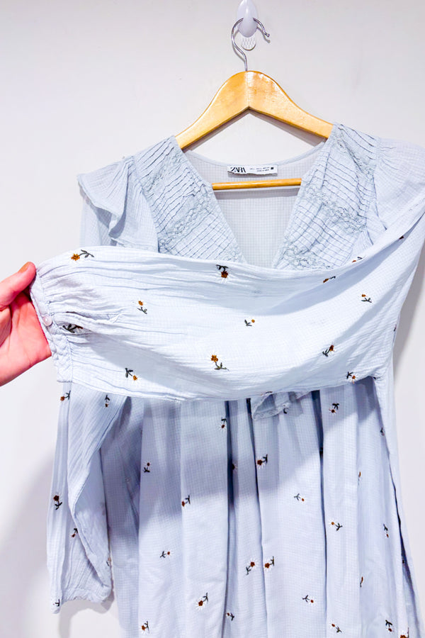 Robe bleu pâle avec fleurs brodées* seconde main - Zara- La Penderie du Paradis