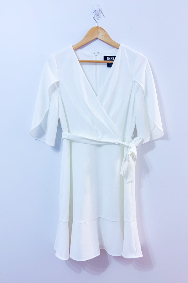 Robe portefeuille blanche à manches volantes* seconde main - DKNY- La Penderie du Paradis