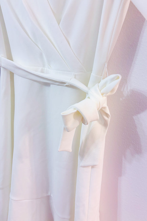 Robe portefeuille blanche à manches volantes* seconde main - DKNY- La Penderie du Paradis