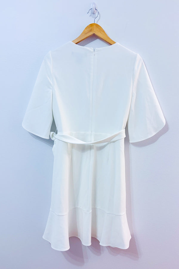 Robe portefeuille blanche à manches volantes* seconde main - DKNY- La Penderie du Paradis