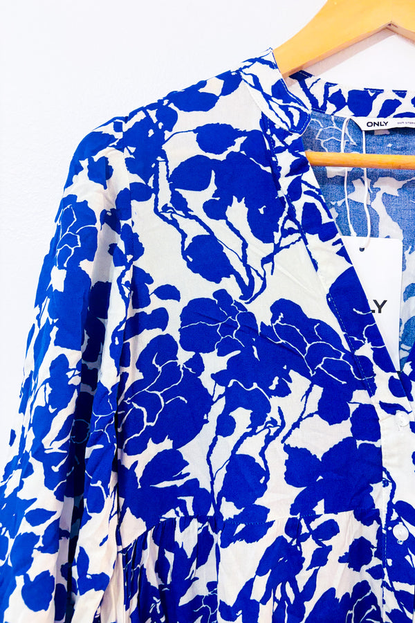 Robe midi bleue et blanche fleurie* seconde main - Only- La Penderie du Paradis