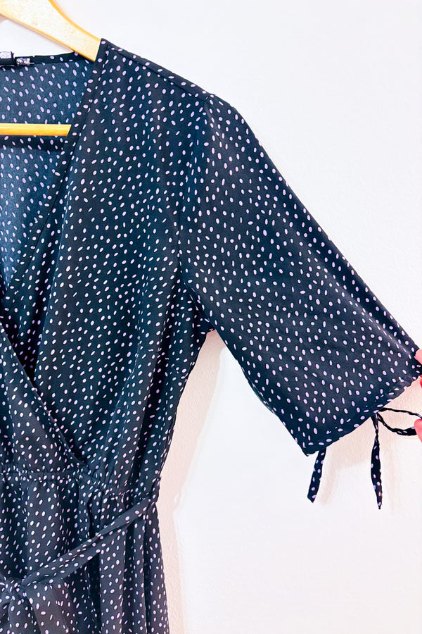 Robe portefeuille noire à pois* seconde main - Influence- La Penderie du Paradis