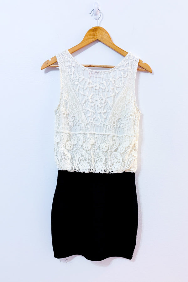 Robe ajustée noire et ivoire en dentelle fleurie seconde main - Only- La Penderie du Paradis