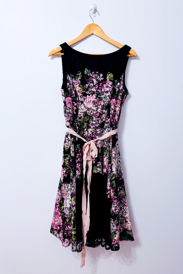 Robe midi noire et rose fleurie en dentelle* seconde main - Laura- La Penderie du Paradis