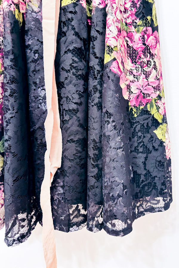 Robe midi noire et rose fleurie en dentelle* seconde main - Laura- La Penderie du Paradis